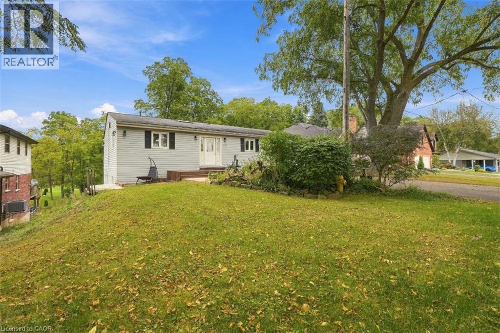 430 WINNIETT Street, Caledonia — photo 3