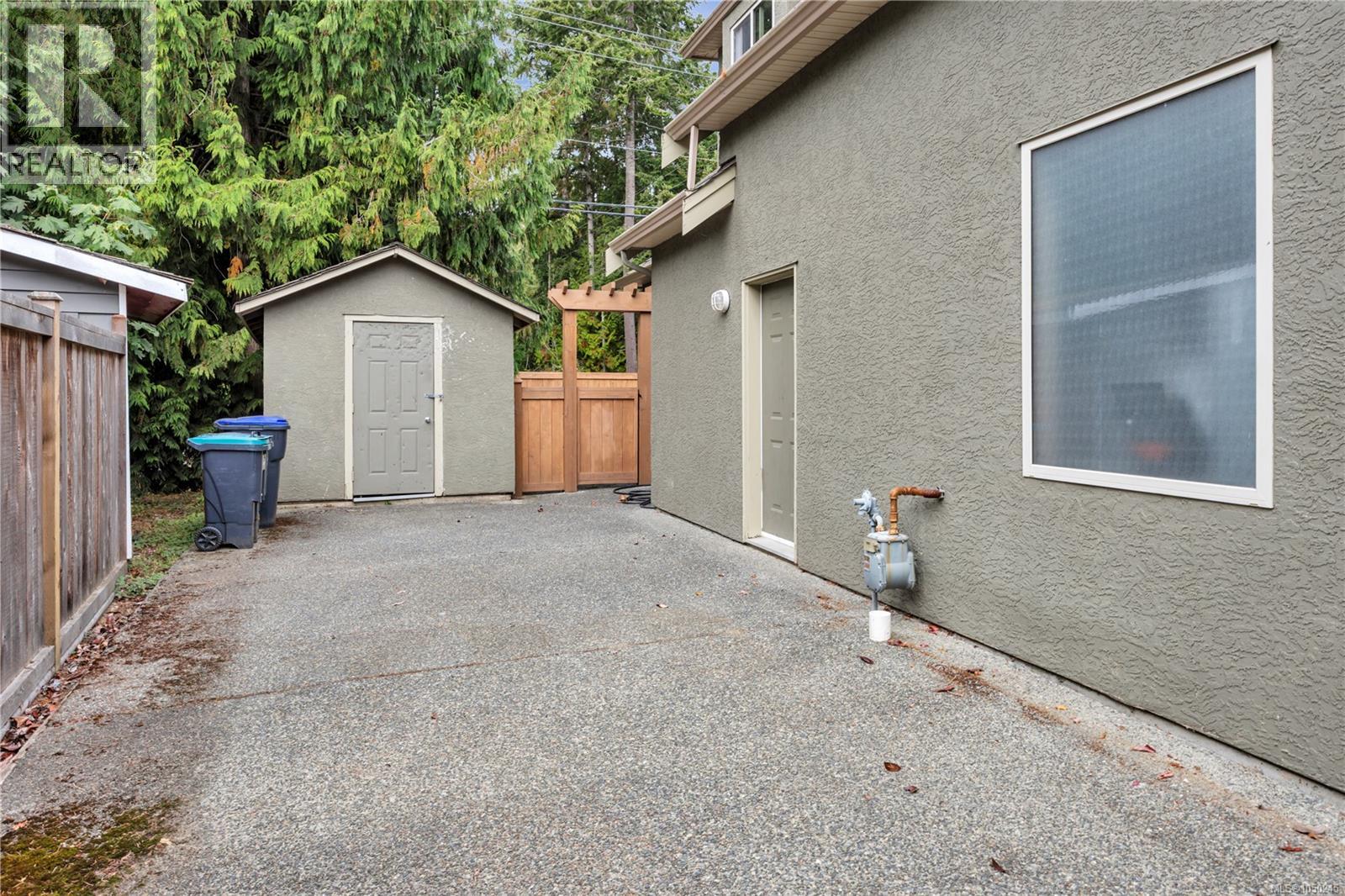 901 Savary Dr - 24