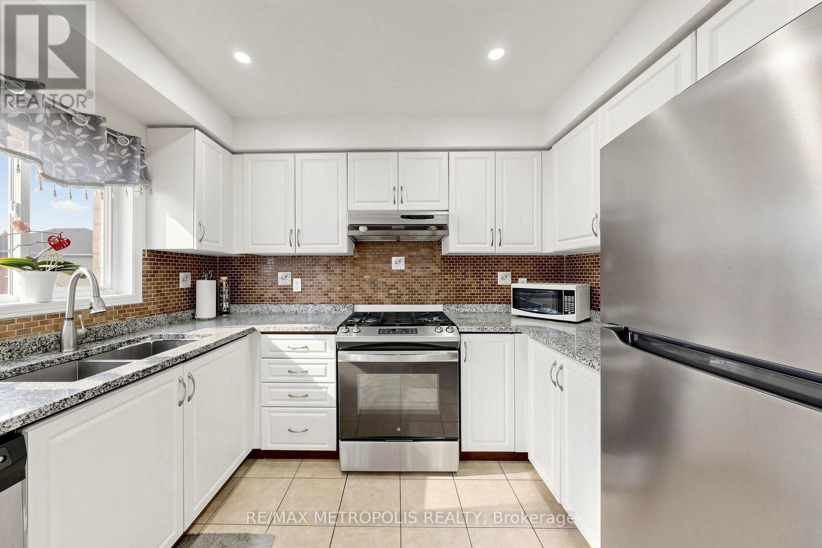 7 OCEANPEARL CRESCENT, Whitby (Blue Grass Meadows) — photo 12