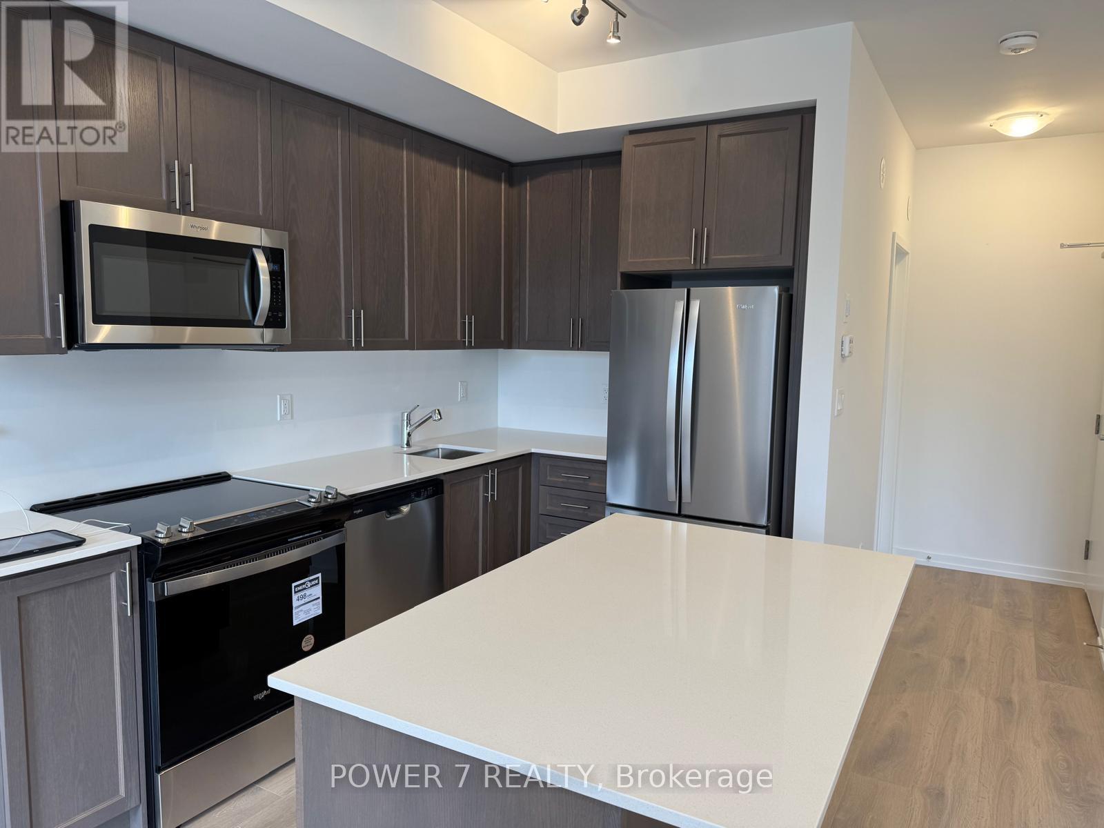 22 - 14 LYTHAM GREEN CIRCLE, Newmarket (Glenway Estates) — photo 4