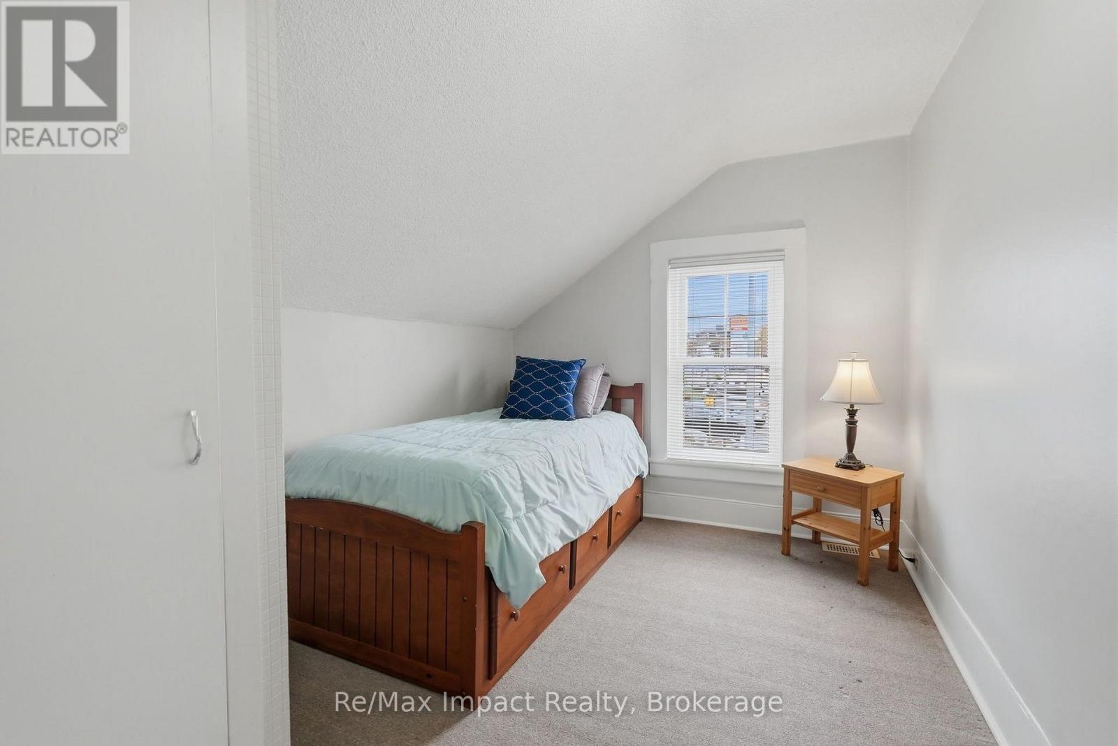 43 PARK ROAD S - 43
