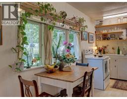 947 North Road, Gibsons, BC V0N1V7 Photo 11