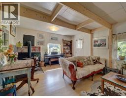 947 North Road, Gibsons, BC V0N1V7 Photo 7