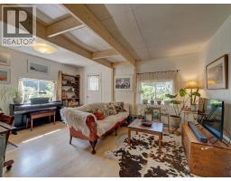 947 North Road, Gibsons, BC V0N1V7 Photo 8
