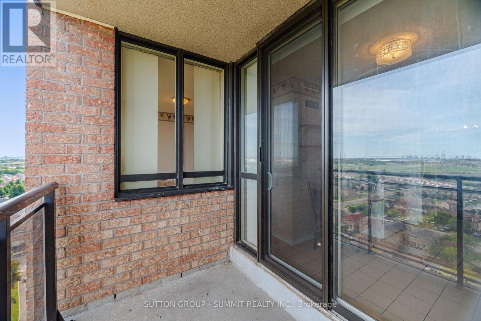#1511 20 CHERRYTREE DRIVE - 40