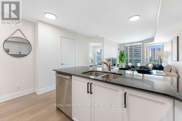 #611 33 ELM DRIVE W - 13