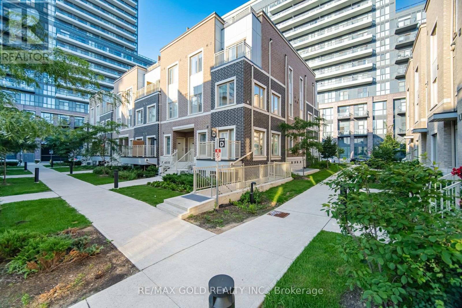 TH83 - 39 HONEYCRISP CRESCENT, Vaughan (Vaughan Corporate Centre)