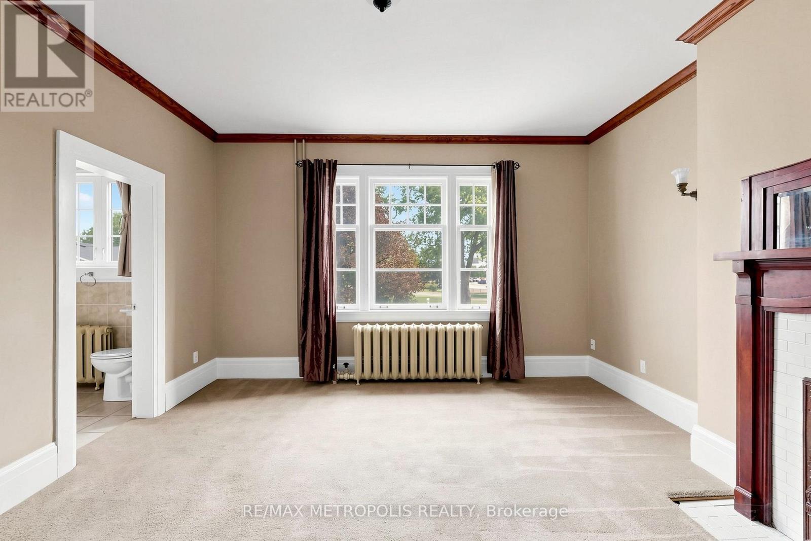 1110 Simcoe Street South — photo 17
