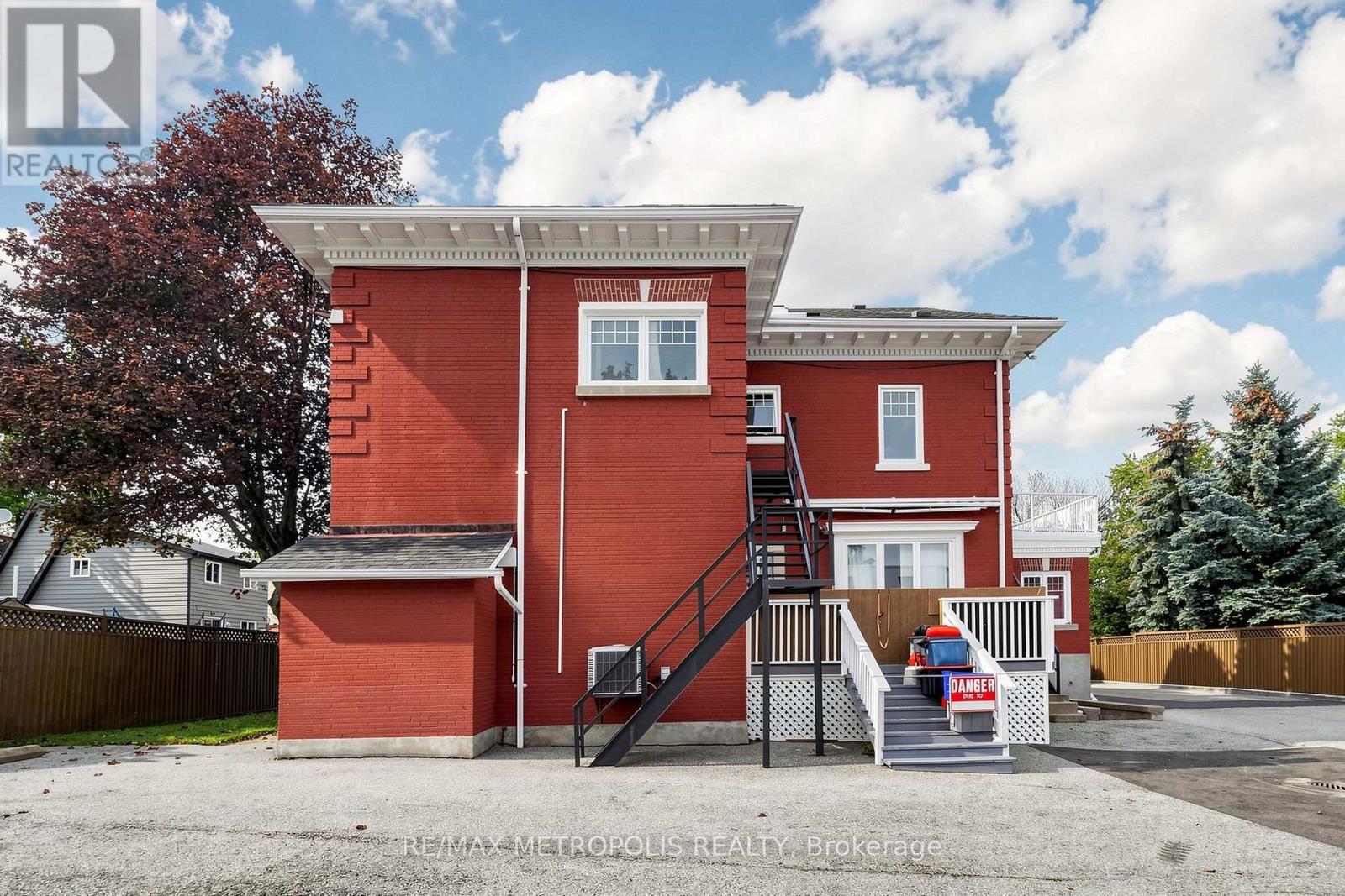 1110 Simcoe Street South — photo 45
