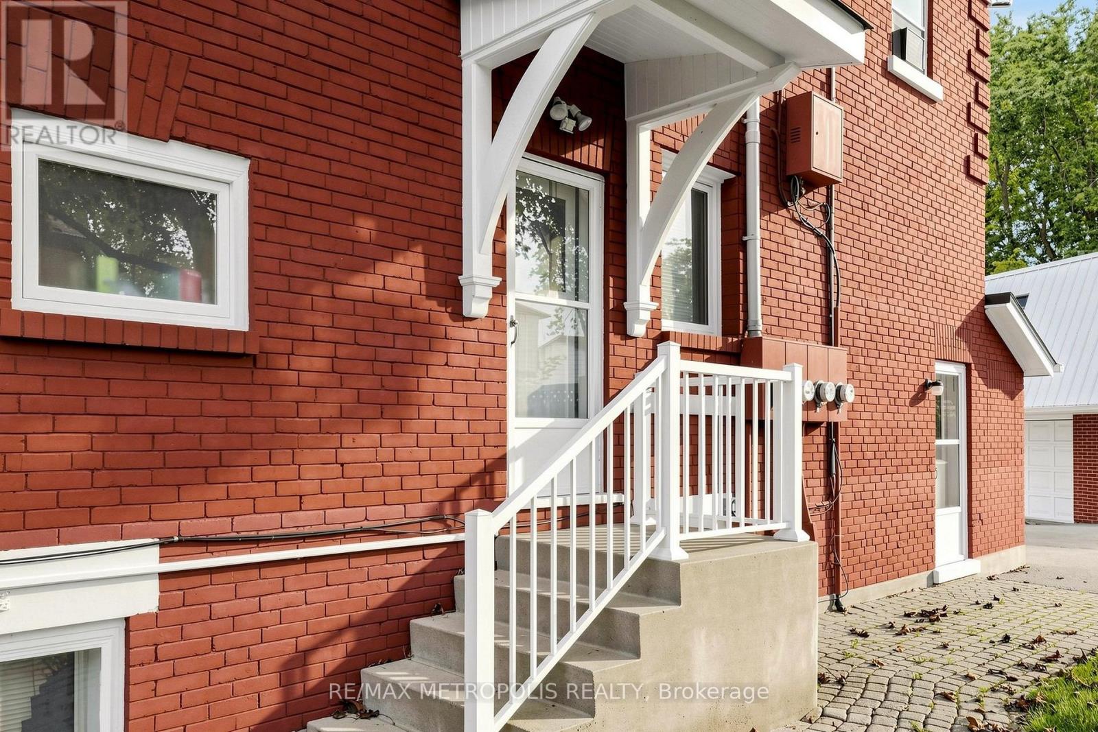 1110 Simcoe Street South — photo 49