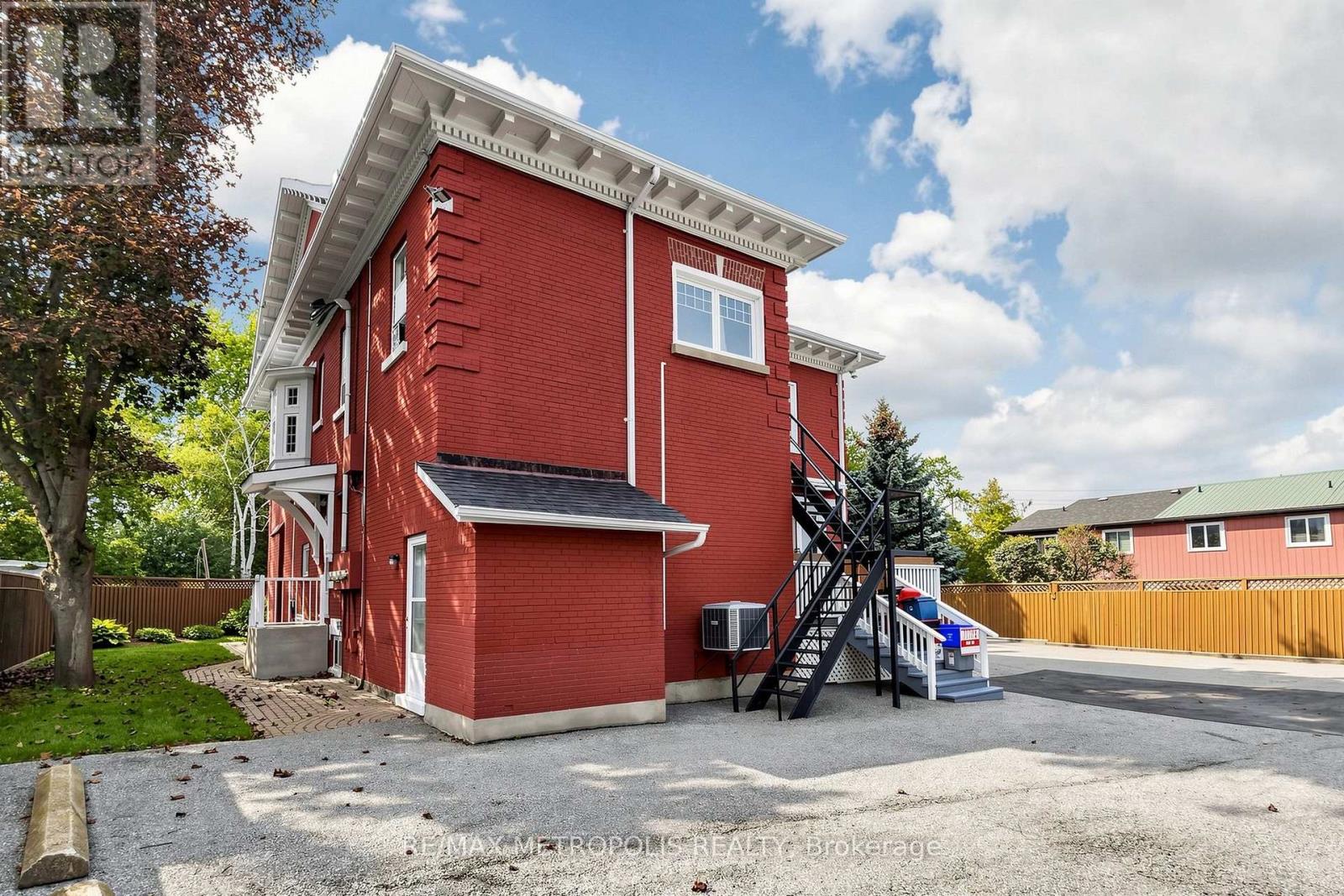 1110 Simcoe Street South — photo 46