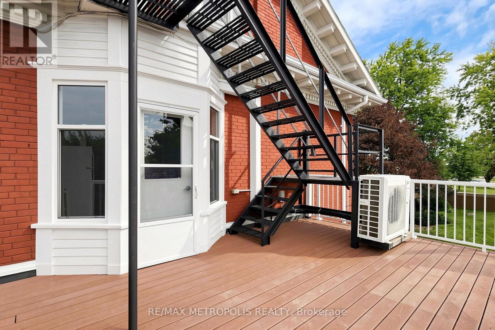 1110 Simcoe Street South — photo 39