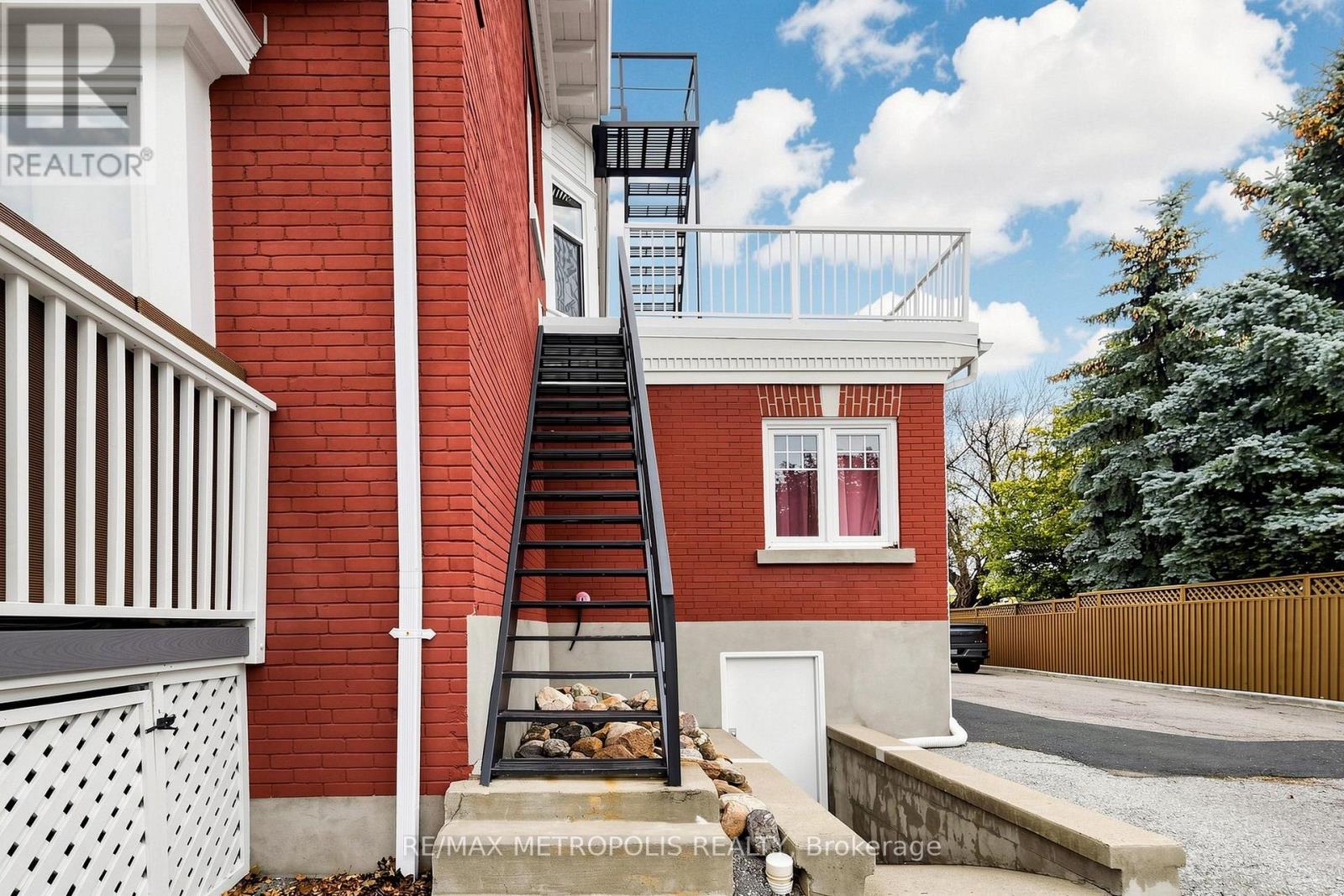 1110 Simcoe Street South — photo 36