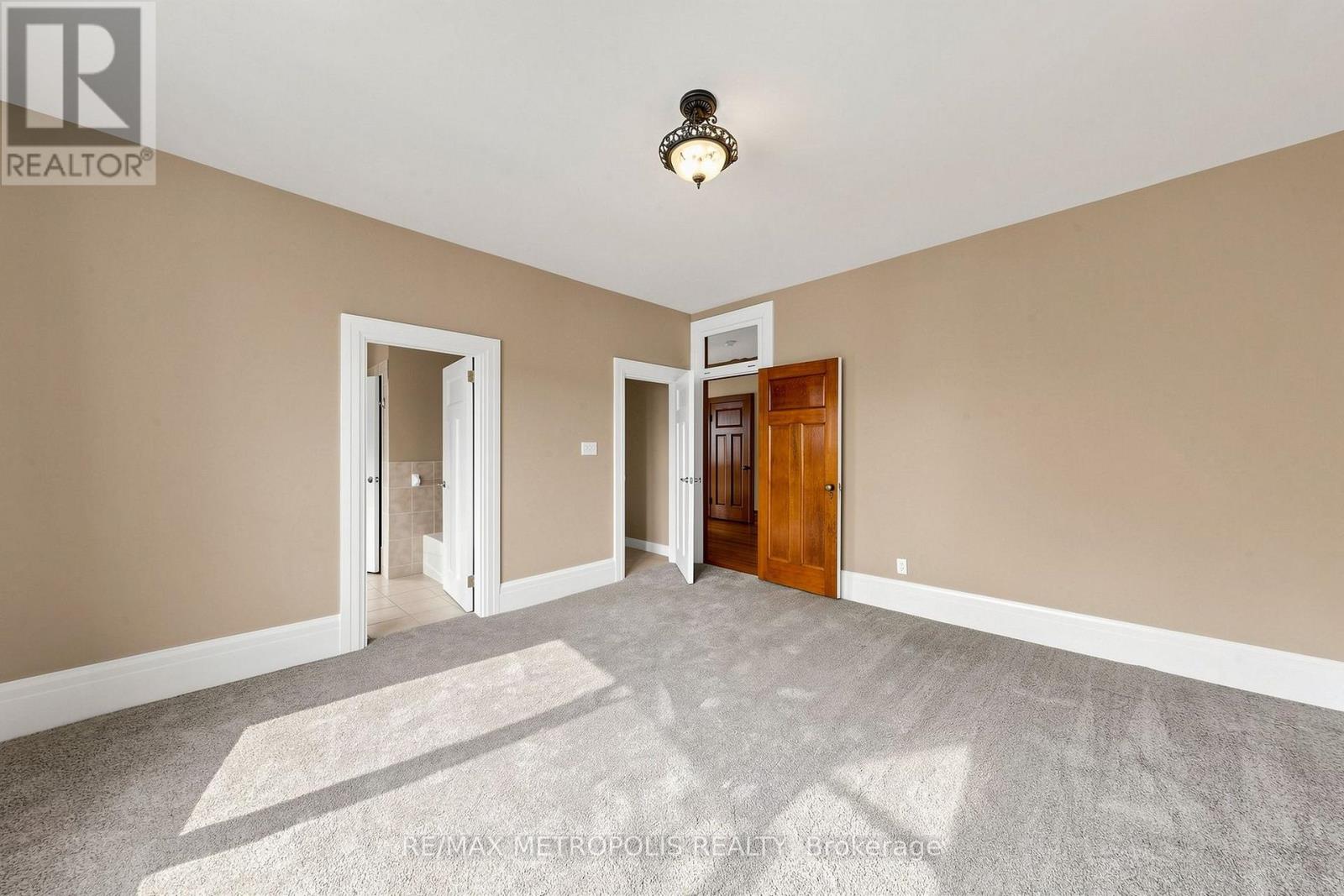 1110 Simcoe Street South — photo 25