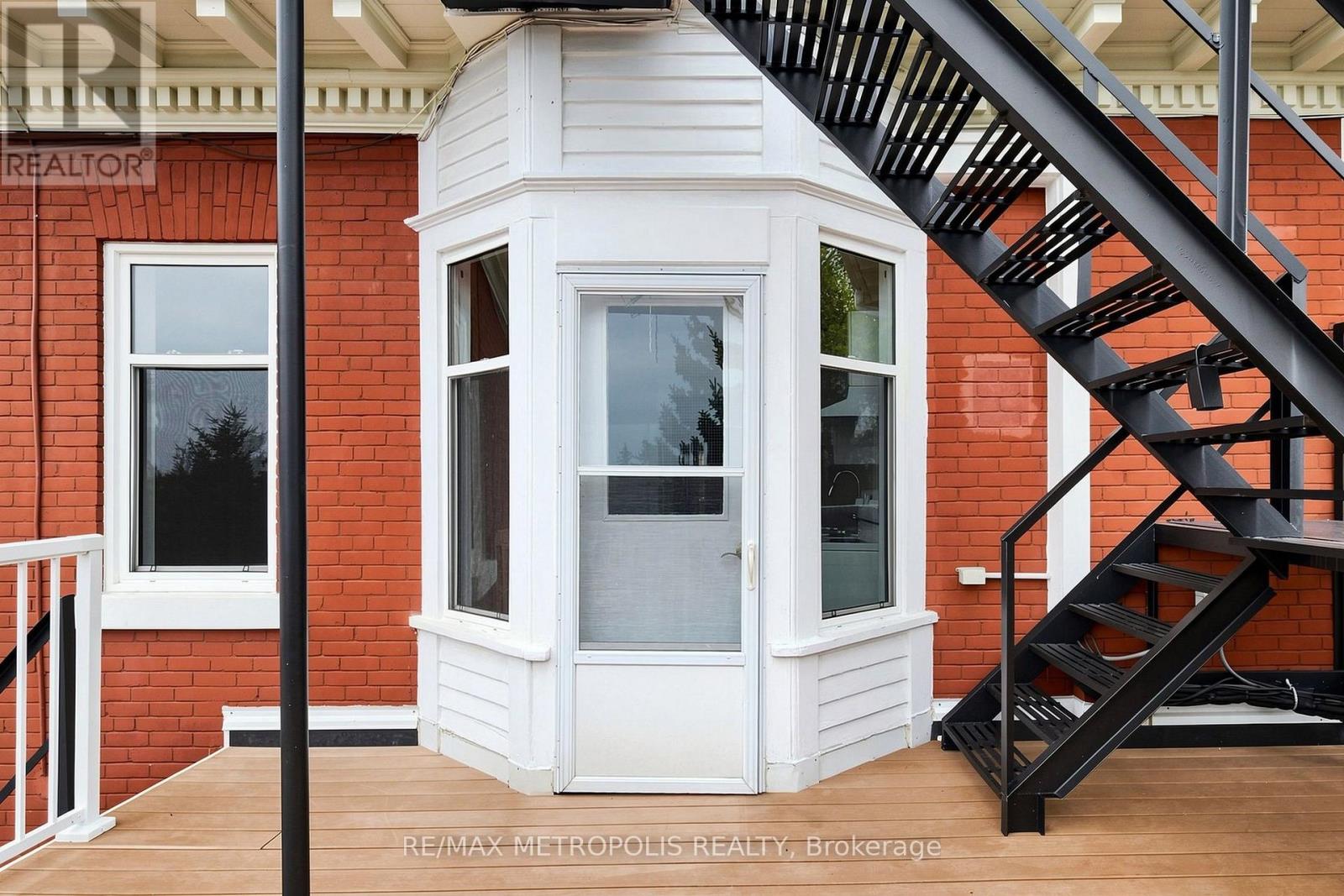 1110 Simcoe Street South — photo 37
