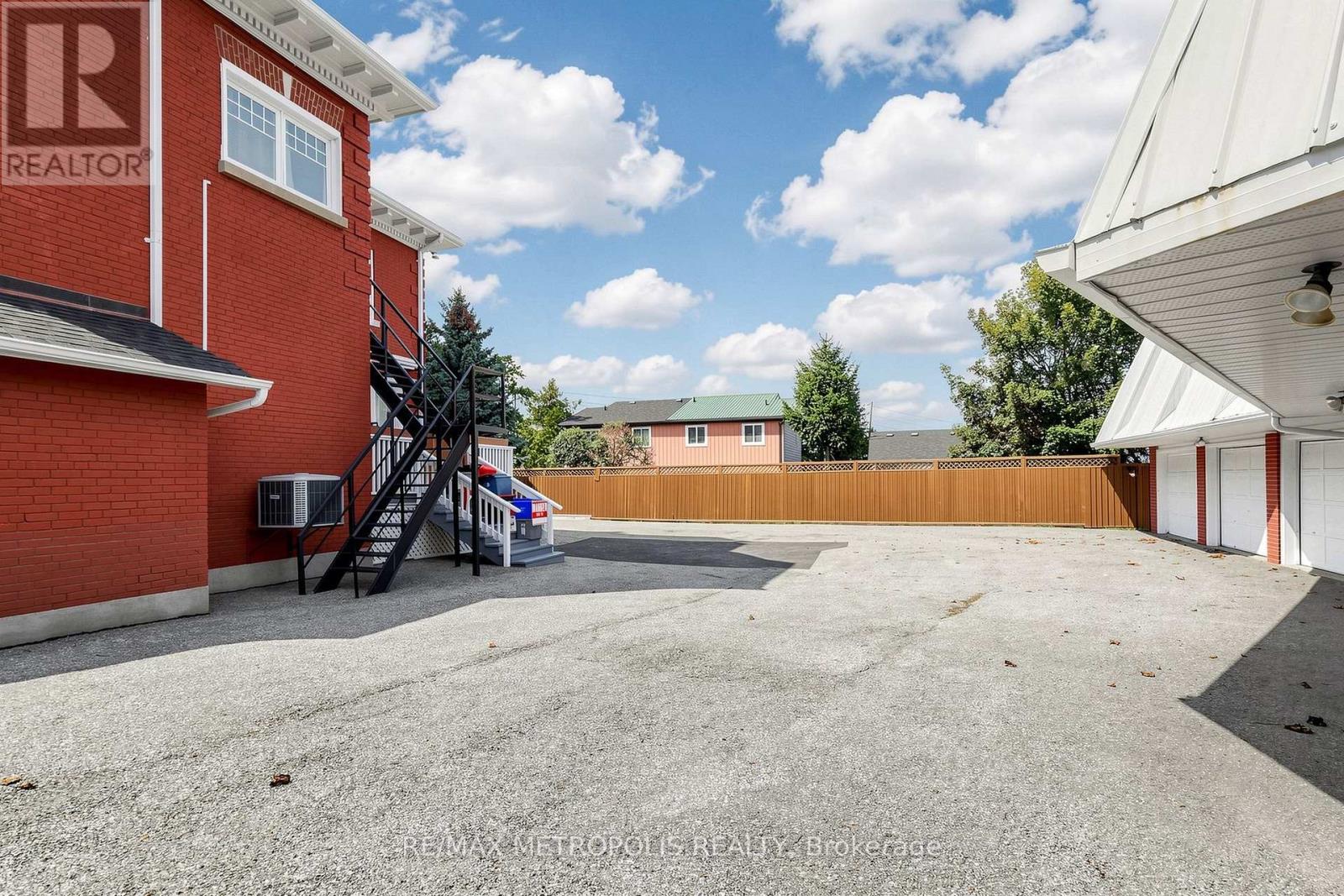 1110 Simcoe Street South — photo 47