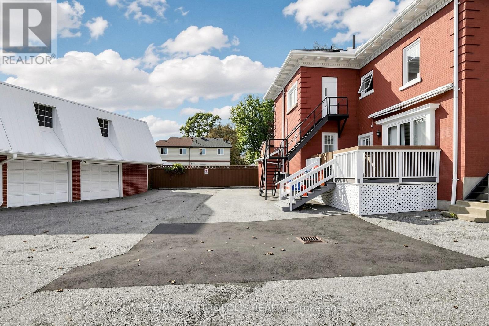 1110 Simcoe Street South — photo 43
