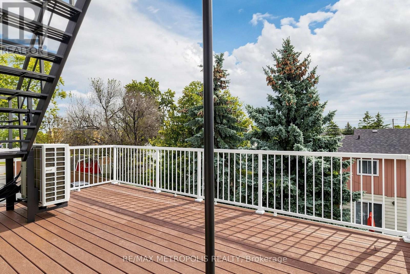 1110 Simcoe Street South — photo 40