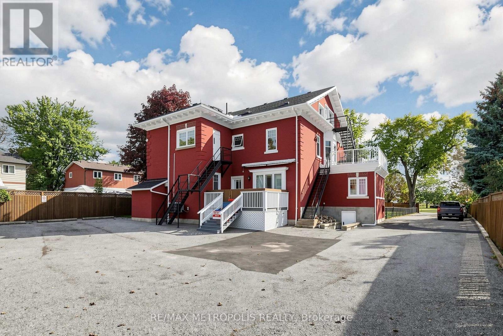 1110 Simcoe Street South — photo 44