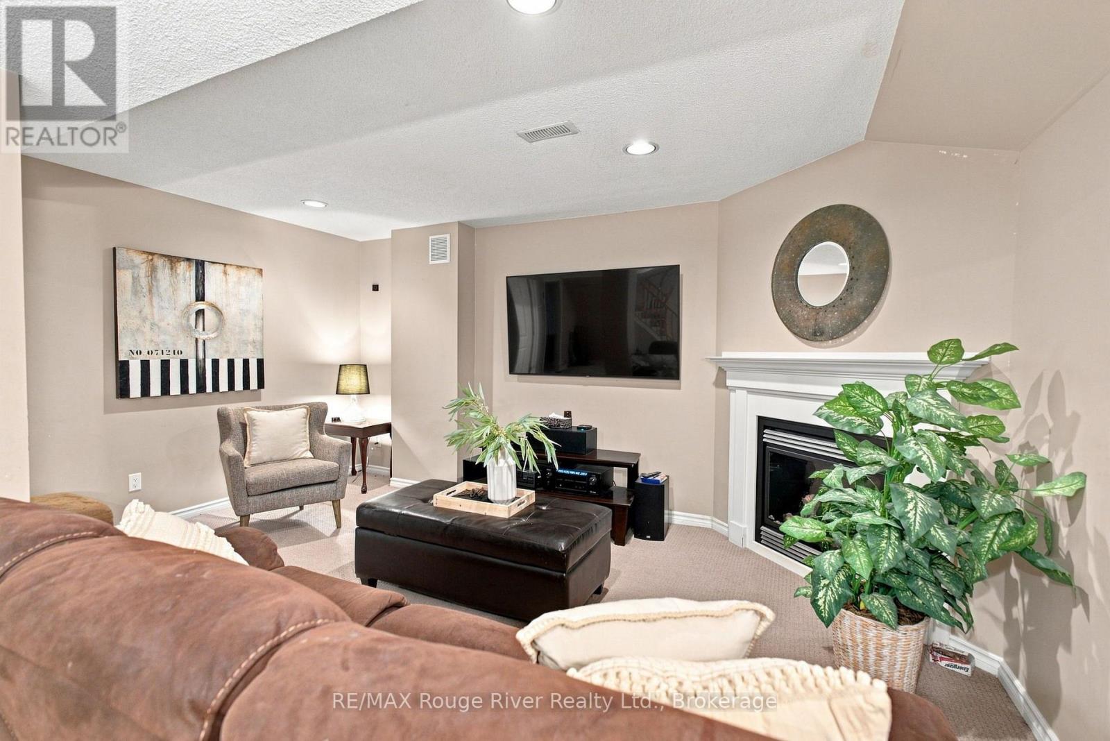 7 LYNDHURST CRESCENT - Image 32