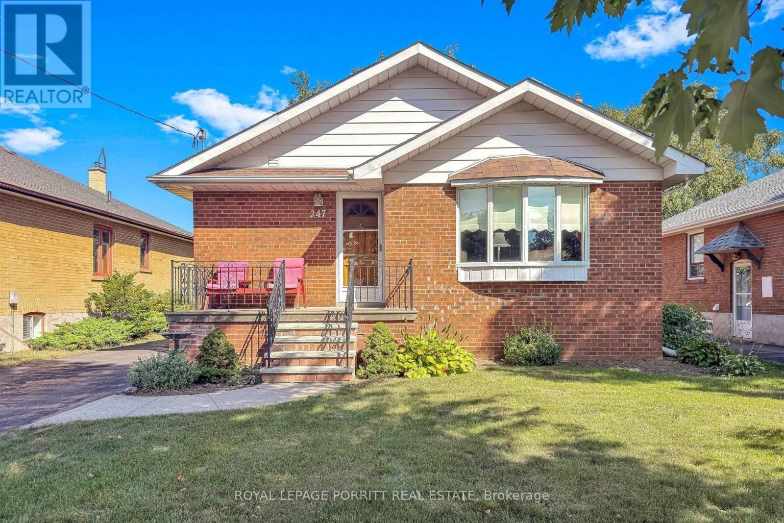 247 HALLMARK AVENUE, Toronto (Alderwood)