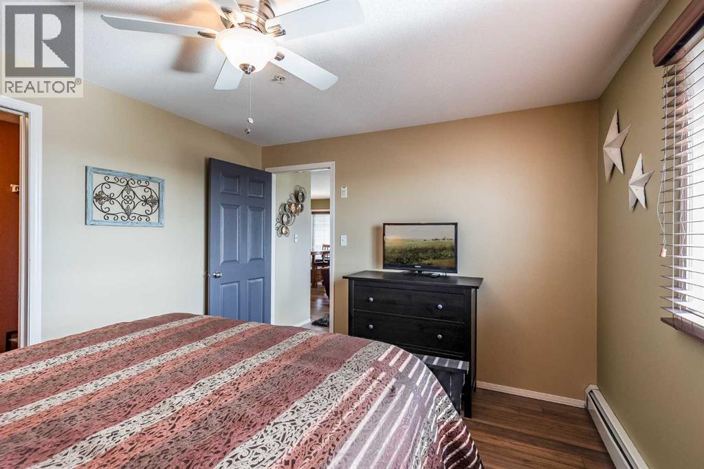 #320 1648 Saamis Drive NW - 20
