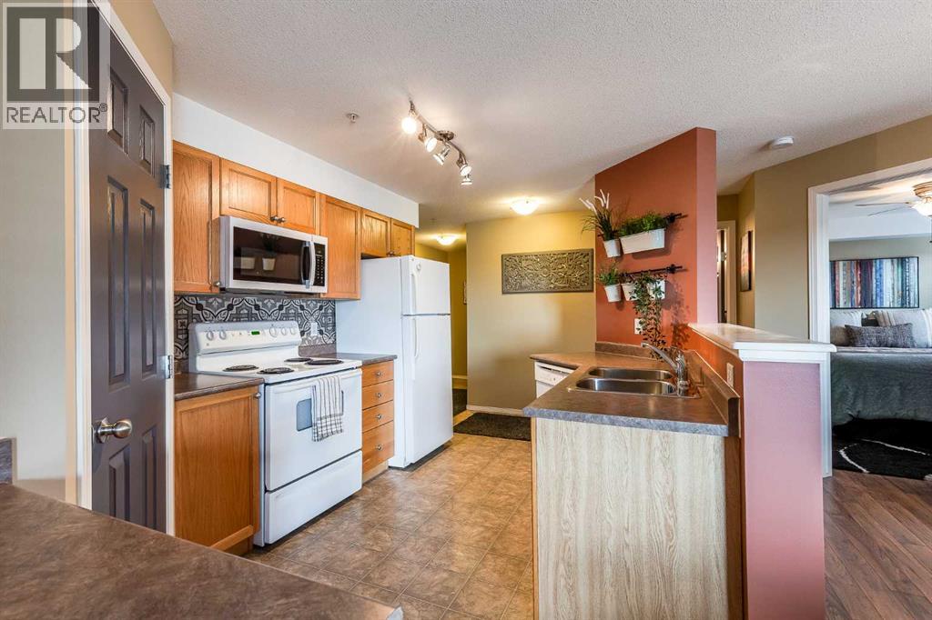#320 1648 Saamis Drive NW - 7