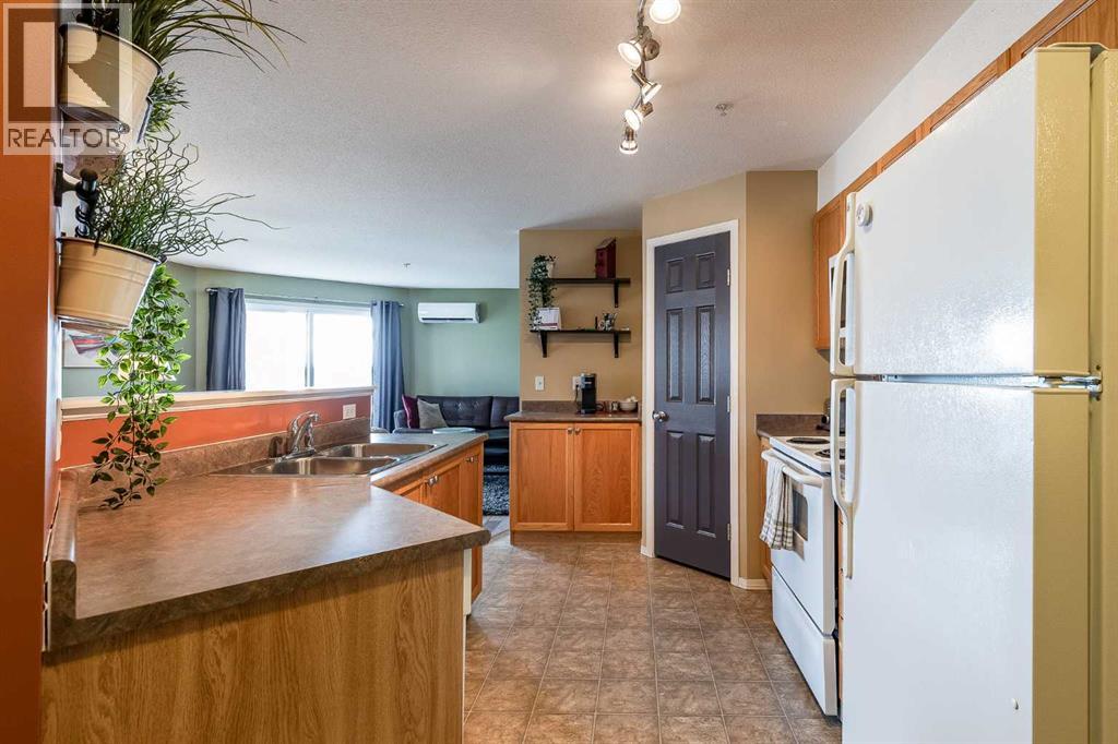 #320 1648 Saamis Drive NW - 5