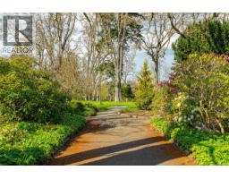 A 2235 Shelbourne St, Victoria, BC V8R4L2 Photo 32