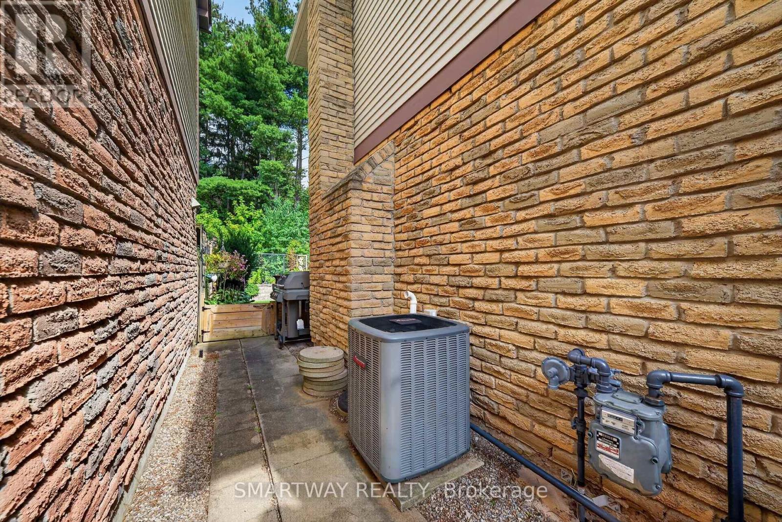 102 RAWLING CRESCENT - 44