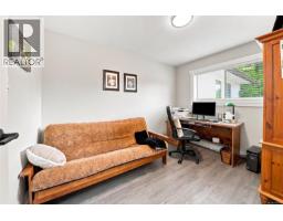 Primary Bedroom - 517 Hall Rd, Qualicum Beach, BC V9K1B7 Photo 8