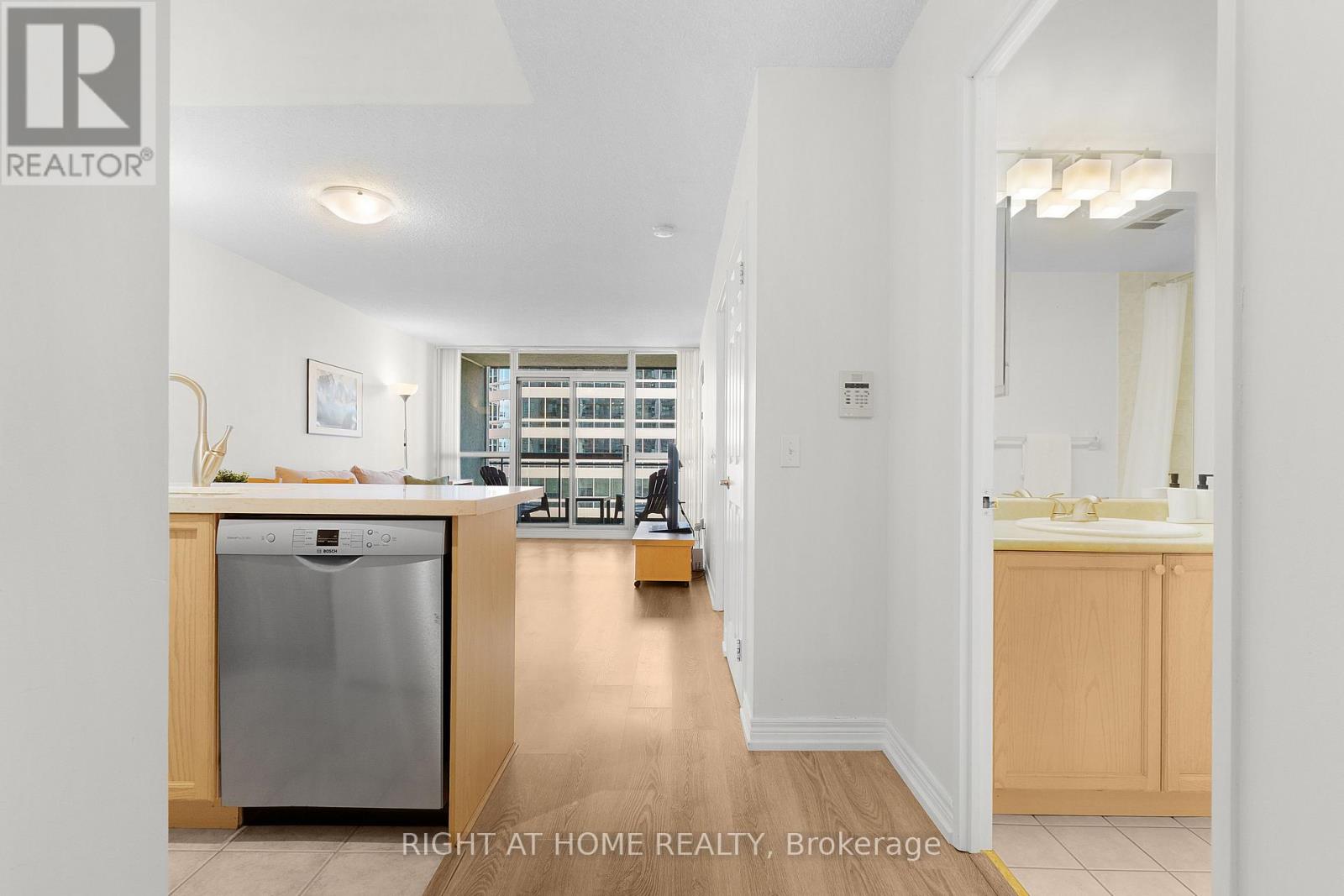 #1602 18 PARKVIEW AVENUE - 17