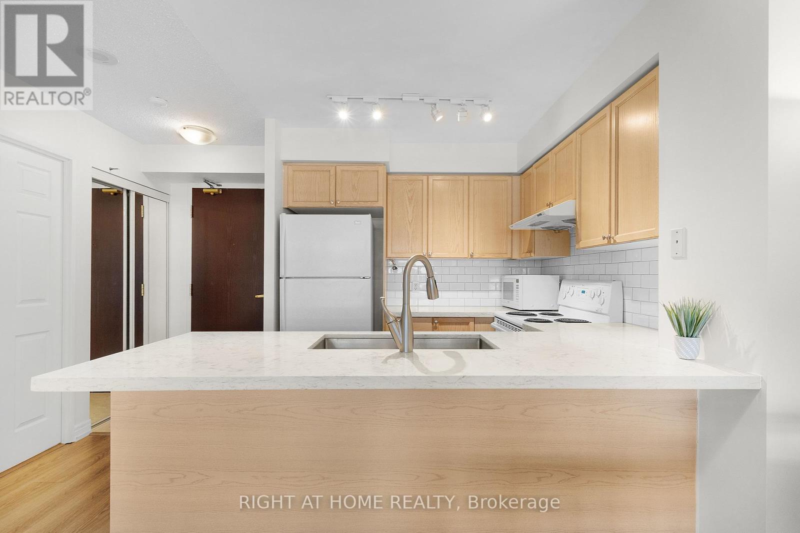 #1602 18 PARKVIEW AVENUE - 3