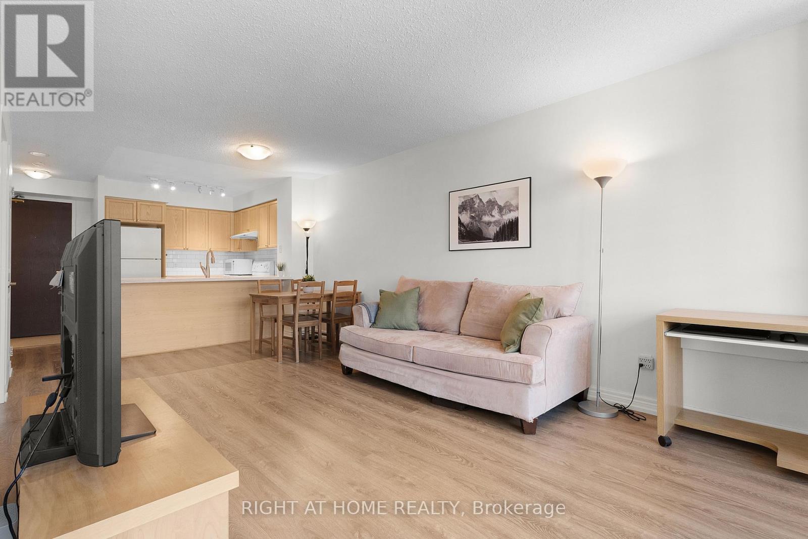 #1602 18 PARKVIEW AVENUE - 4