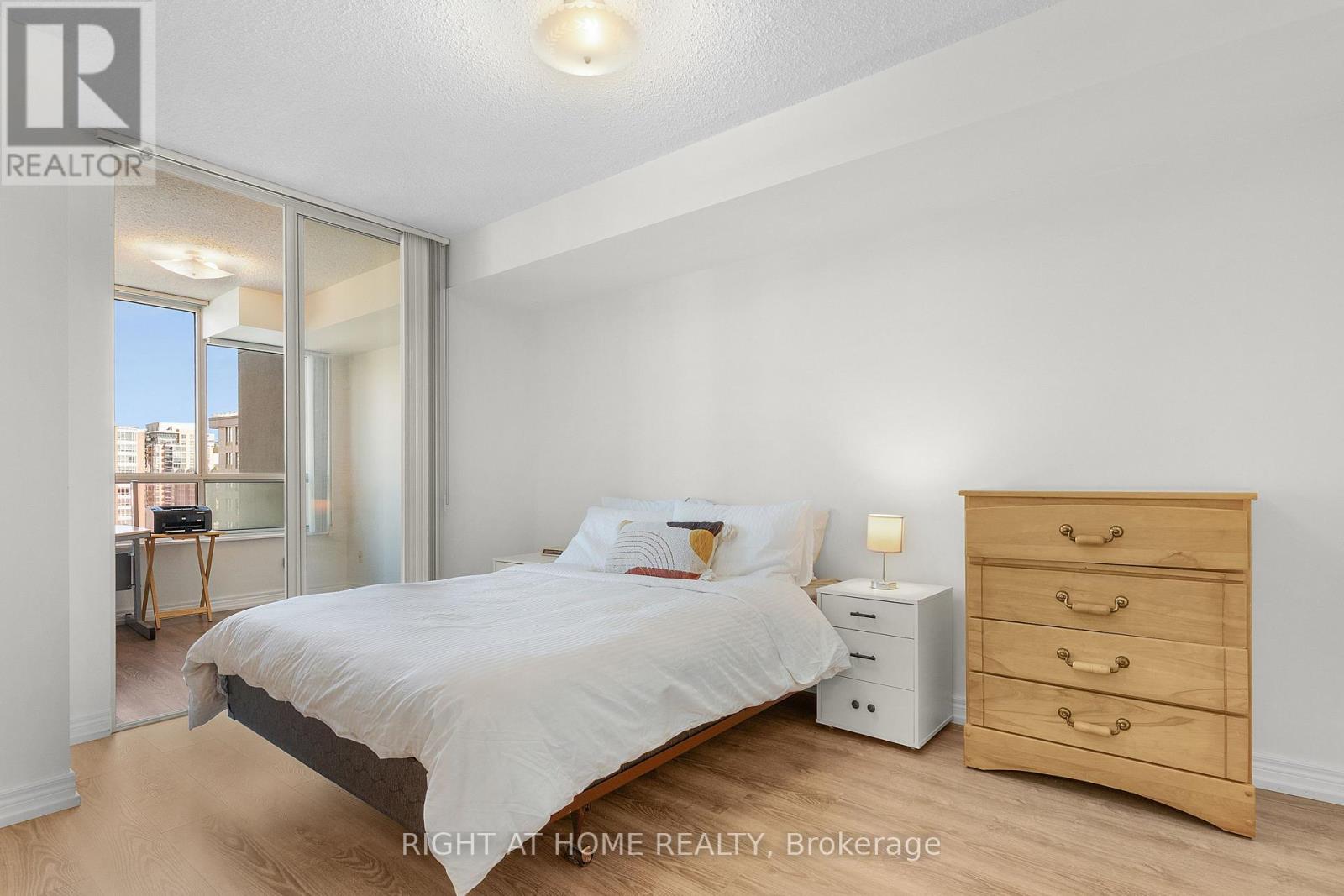 #1602 18 PARKVIEW AVENUE - 6
