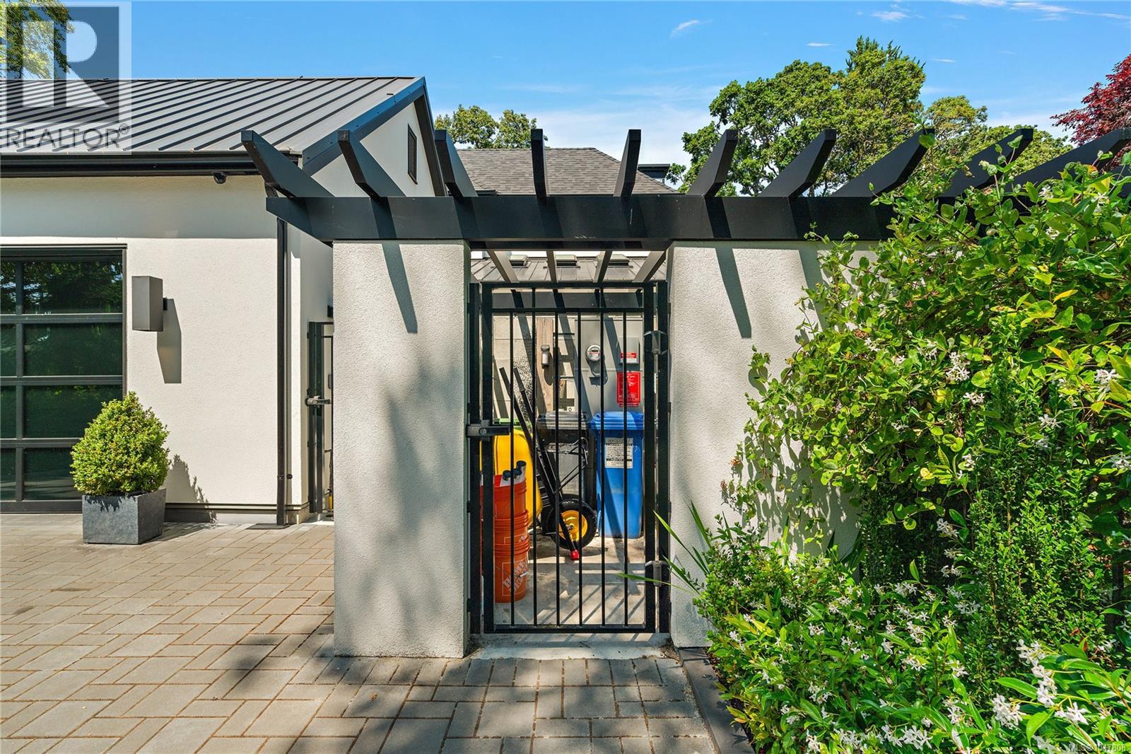 3395 Weald Rd S - 80