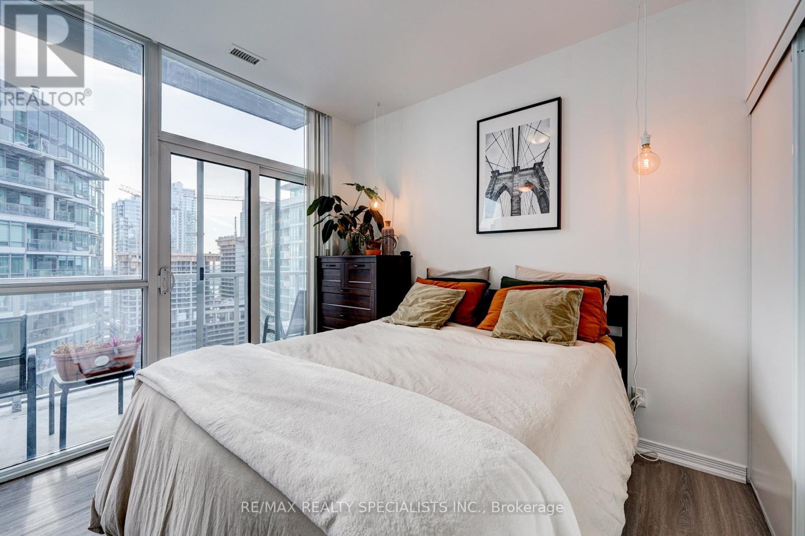 #2305 352 FRONT STREET - 18