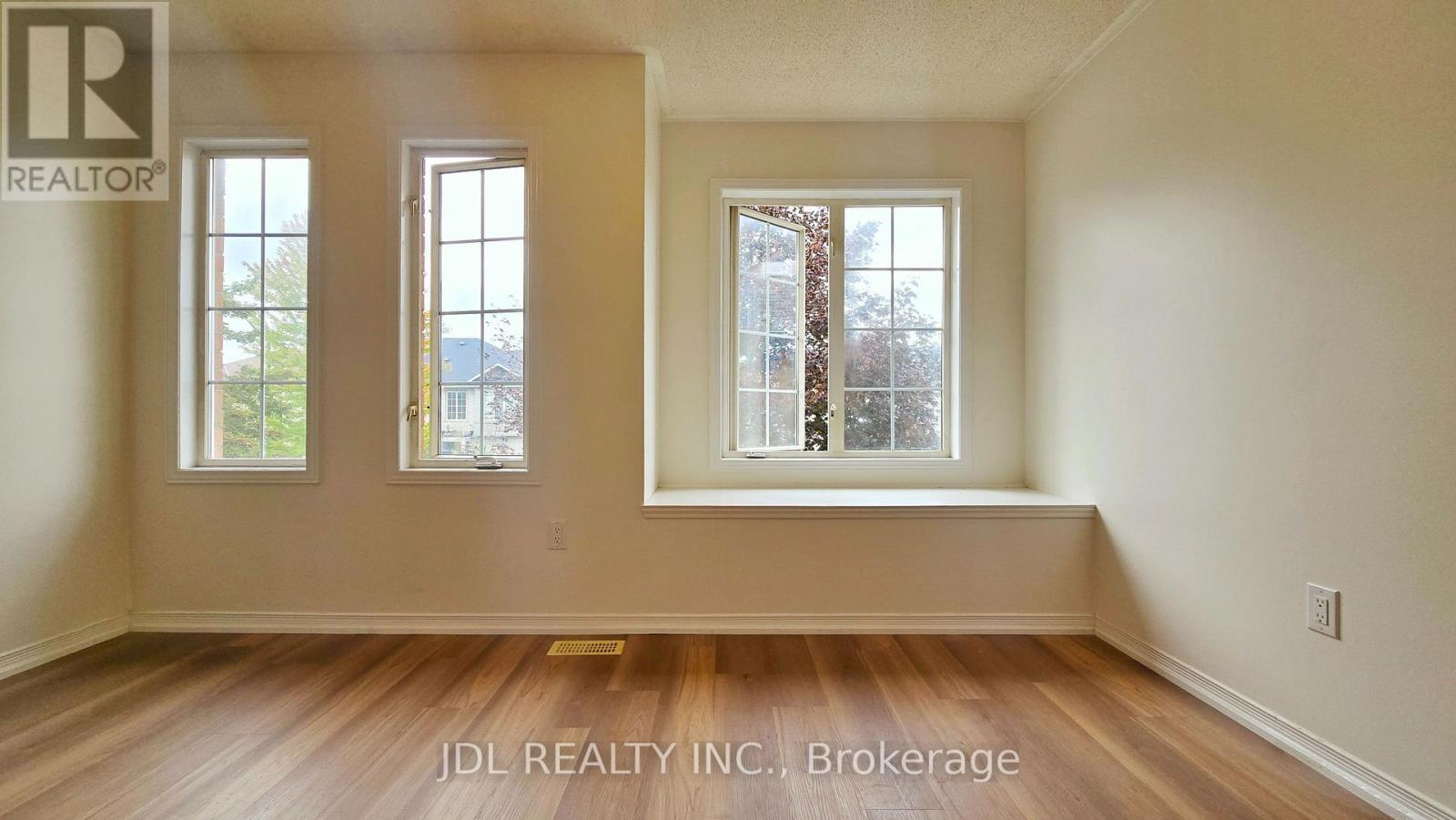 37 HOLMWOOD STREET, Richmond Hill (Langstaff) — photo 2