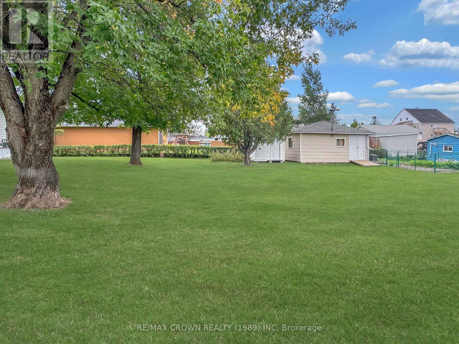 9 BOULDIER STREET, Kapuskasing — photo 5