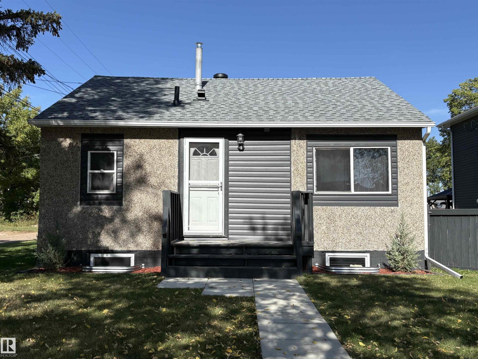 4728 46 Ave - 1