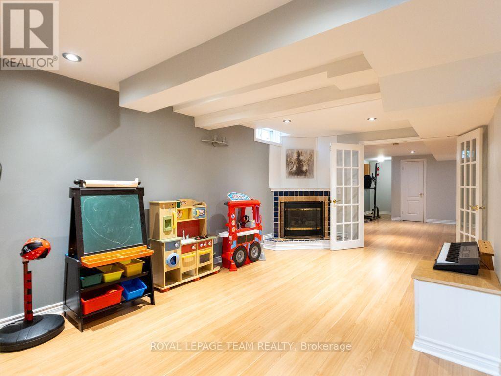 48 DELAMERE DRIVE photo 39