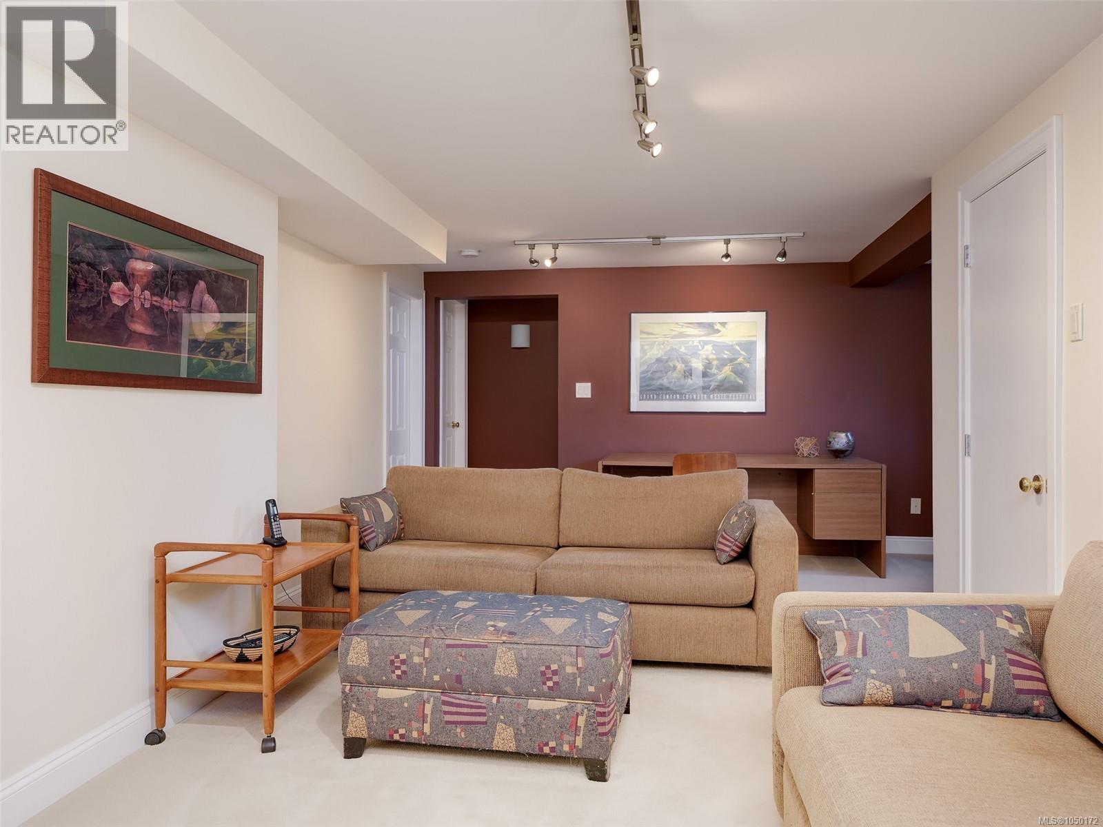 916 Claremont Ave - Image 23