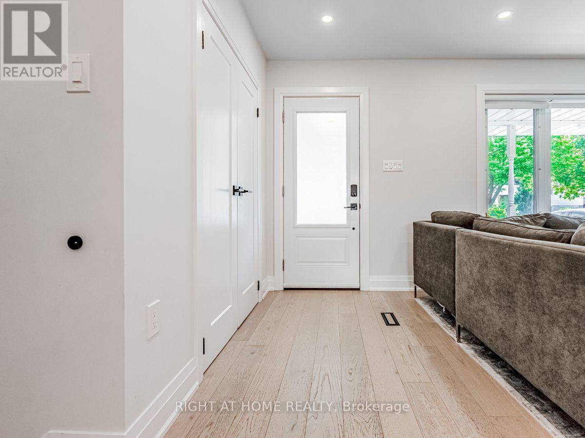 883 FRANCIS ROAD, Burlington (LaSalle) — photo 2