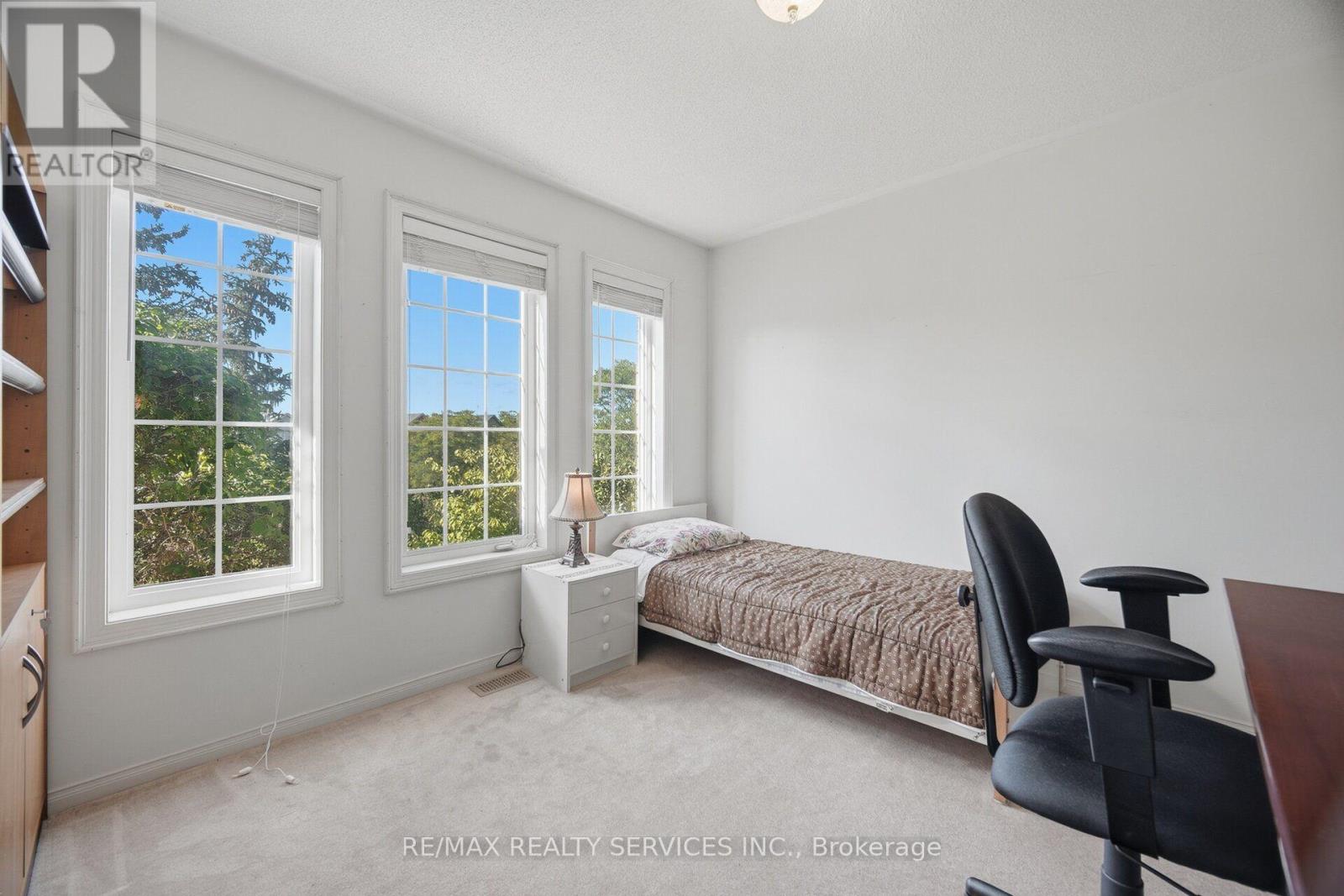 8 RIVERBANK ROAD - 33