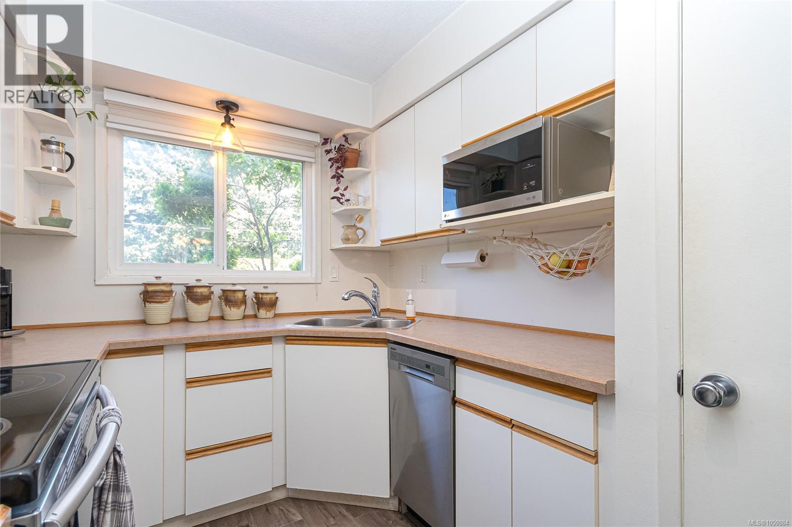4 869 Swan Street, Saanich