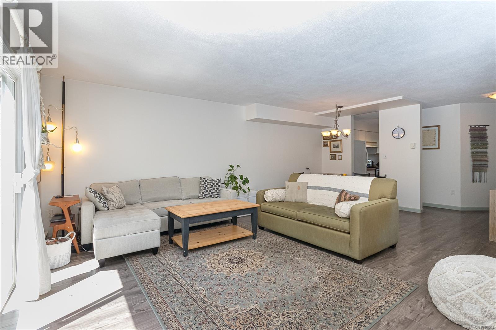 #4 869 Swan St - 10