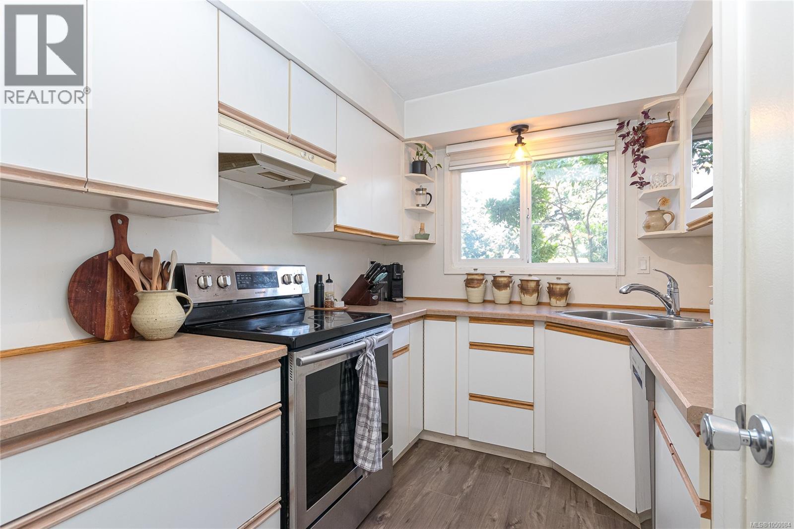 4 869 Swan Street, Saanich