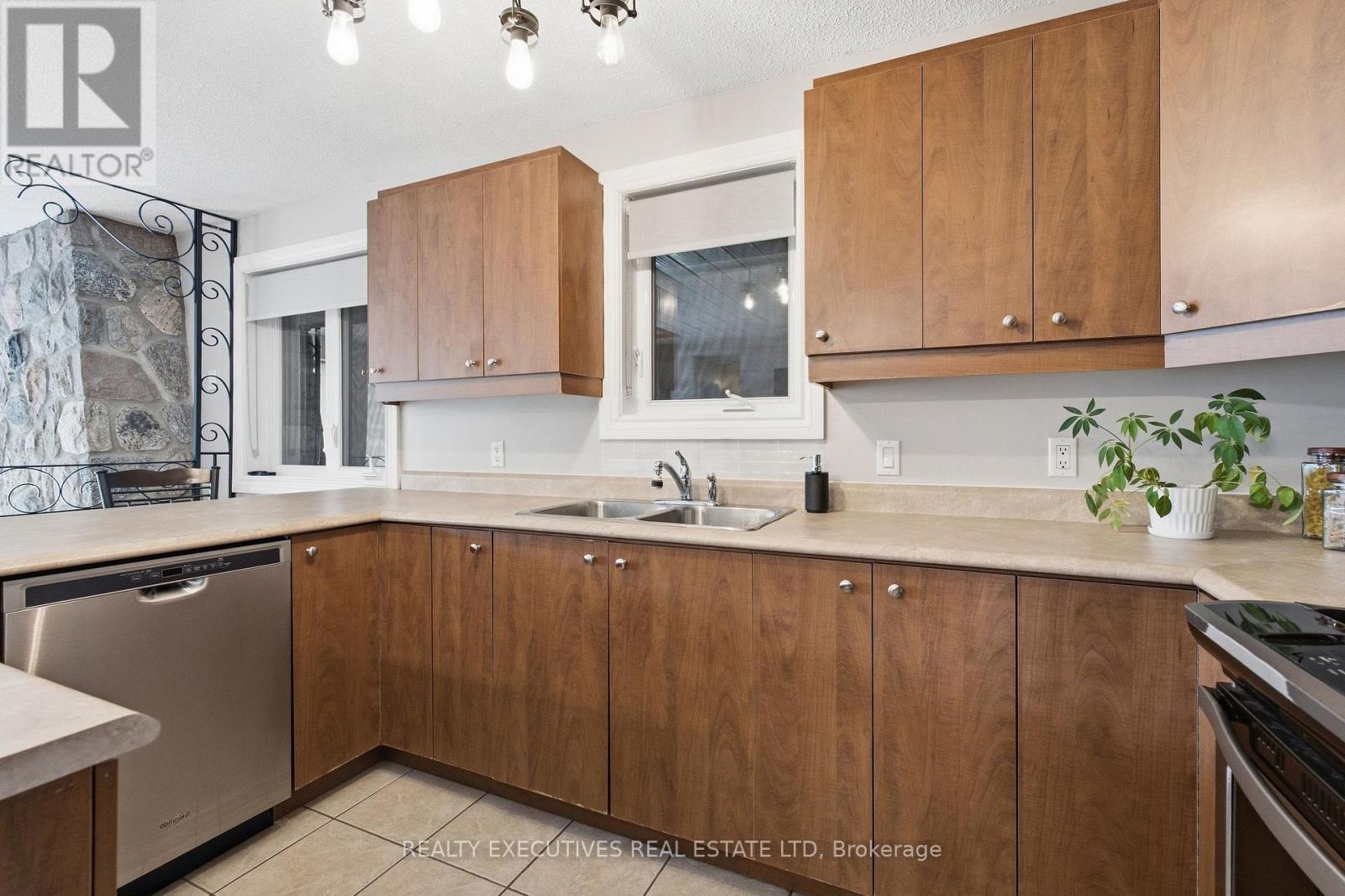 175 ROXANNE STREET - 7