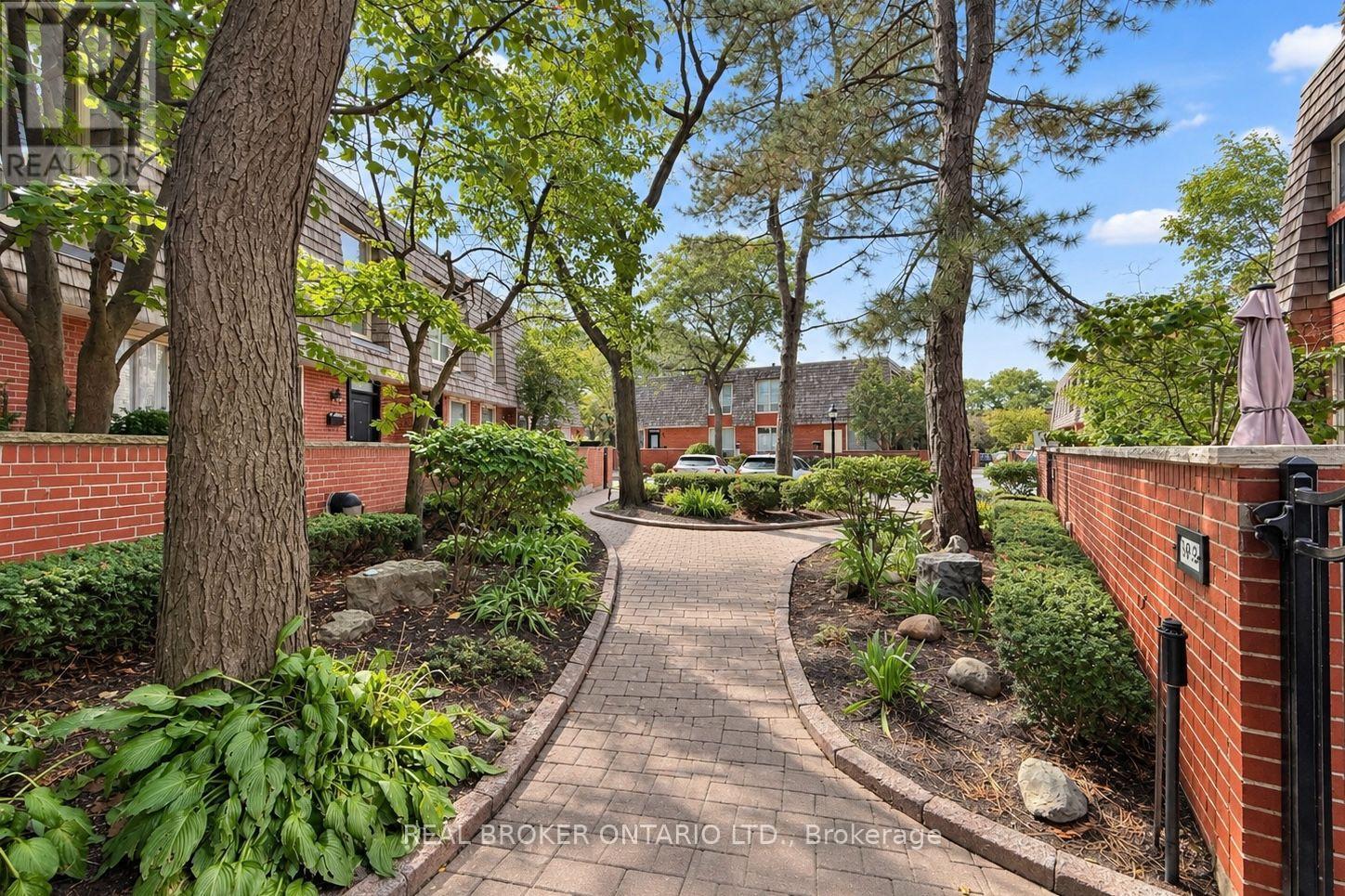 #3 69 UPPER CANADA DRIVE - 41