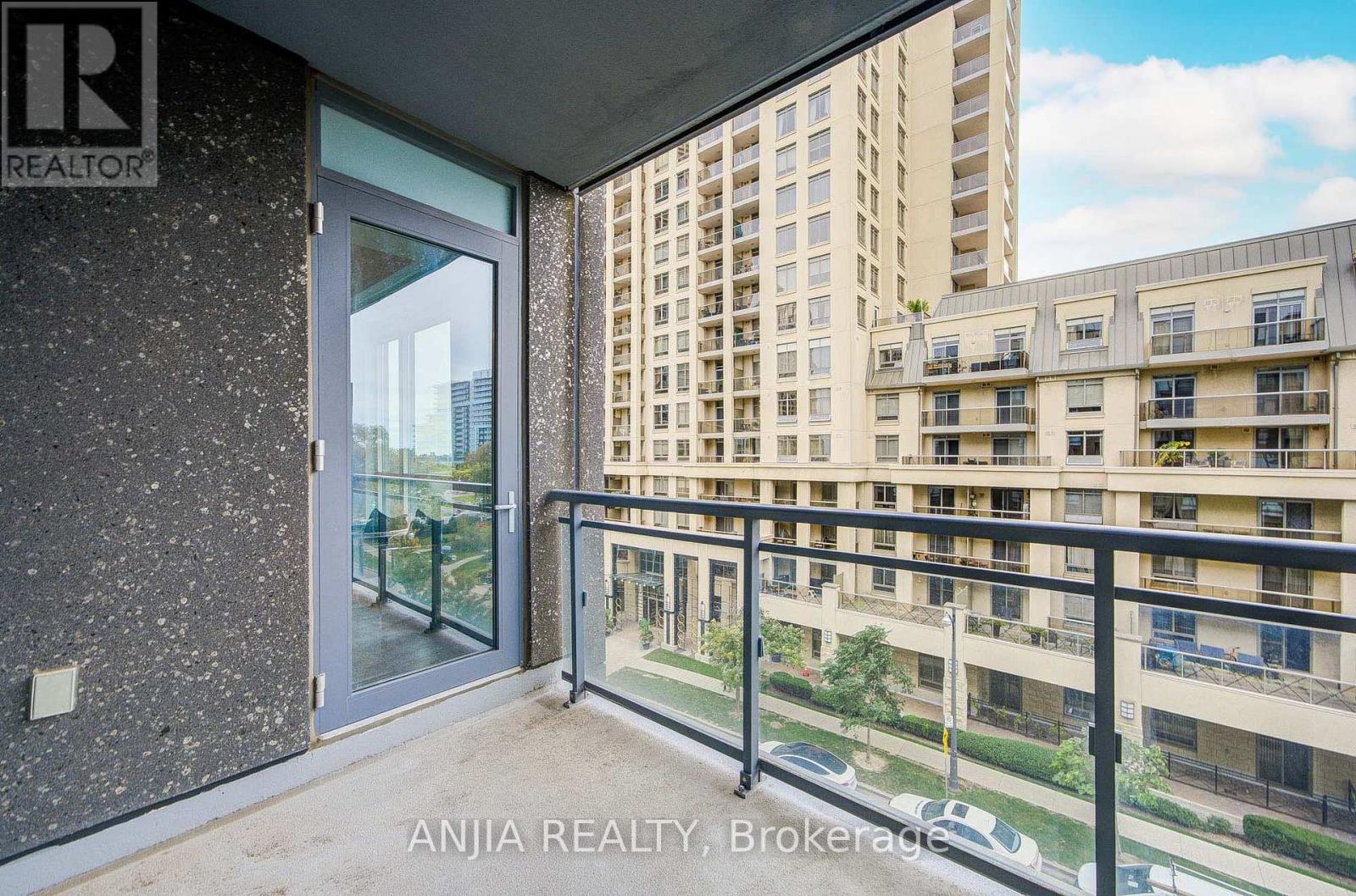 #510 17 KENASTON GARDENS - 30